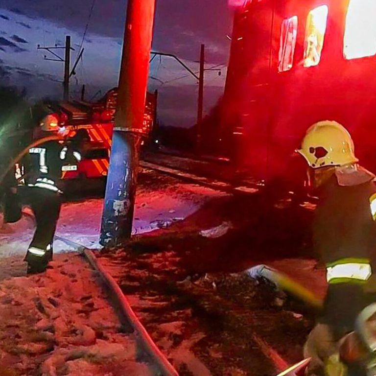 Ataque Ruso en Pokrovsk Cobra Cinco Vidas, Pero el Tren Persiste: Crónica de una Resiliencia en Tiempos de Guerra