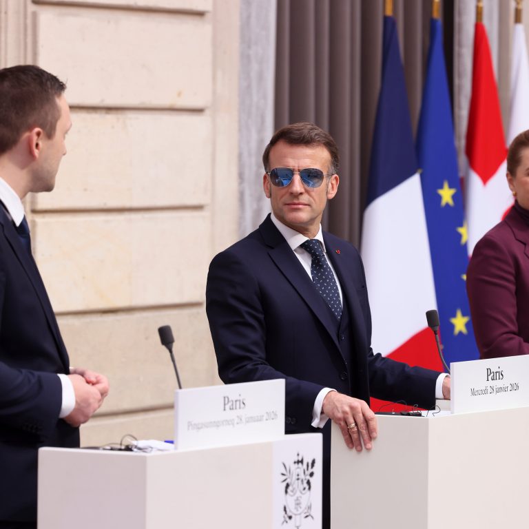 El Ascenso Estratégico de Macron: Cómo su Confrontación con Trump Reconfiguró el Liderazgo Francés y su Imagen Internacional