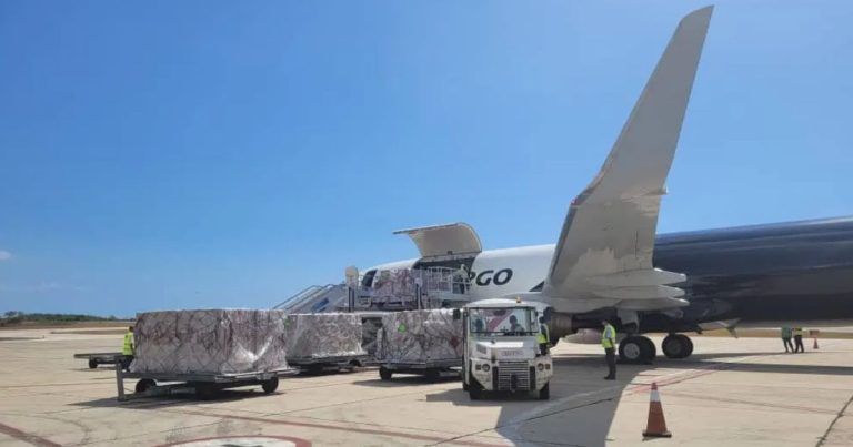 Puente Aéreo Humanitario: Tercer Vuelo desde Miami Aterriza en Santiago de Cuba, Aliviando la Crisis Alimentaria y de Medicamentos