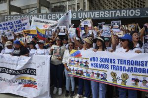 Manifestantes en Caracas exigen amnistía real para presos políticos en Venezuela.