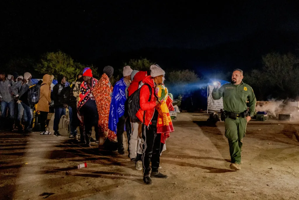 Crisis Migratoria en la Frontera Sur de EE. UU.: Un Desafío Humanitario y Político Complejo