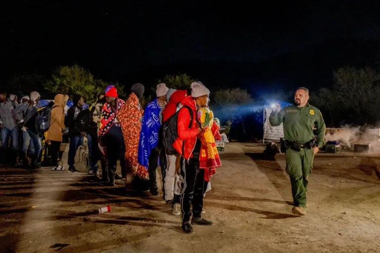Crisis Migratoria en la Frontera Sur de EE. UU.: Un Desafío Humanitario y Político Complejo