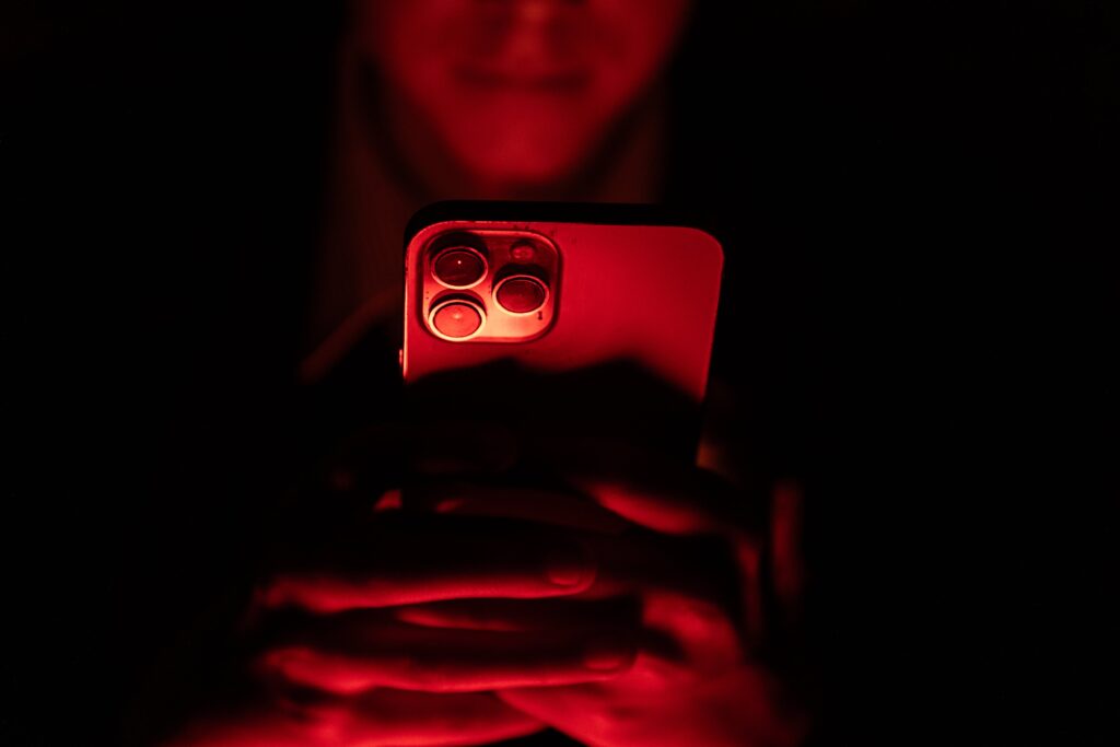 Bruselas Cuestiona la Regulación Digital Española: La UE Examina el Plan de Sánchez sobre la Responsabilidad de Directivos en Redes Sociales ante Advertencias de Vigilancia Estatal