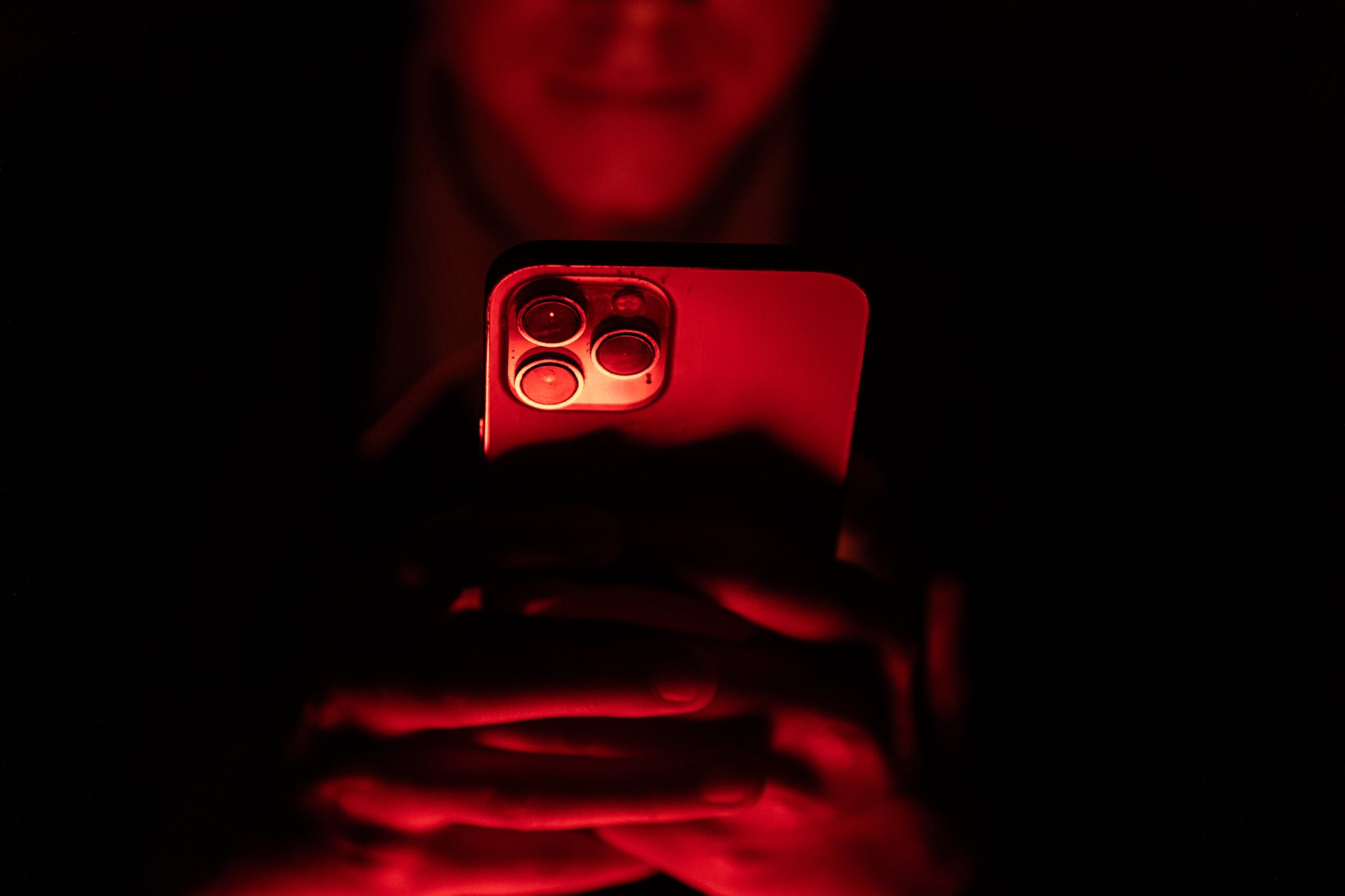 Bruselas Cuestiona la Regulación Digital Española: La UE Examina el Plan de Sánchez sobre la Responsabilidad de Directivos en Redes Sociales ante Advertencias de Vigilancia Estatal