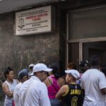 Crisis energética en Cuba: Oficinas gubernamentales en La Habana operan con restricciones debido a la escasez de combustible.
