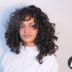 Retrato de Anna Bensi, joven 'influencer' cubana, sonriendo con determinación.