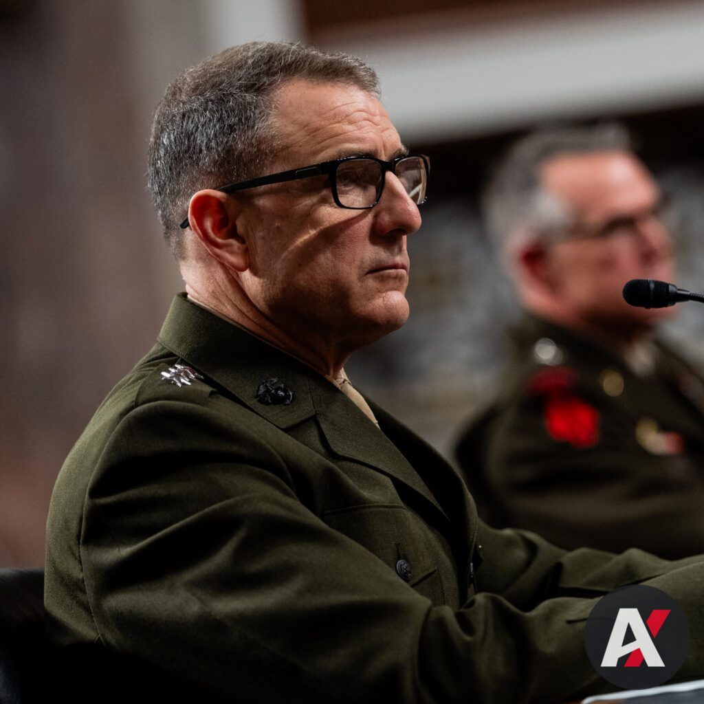 Escalada en el Pacífico: Fuerzas Estadounidenses Abaten a Individuos en Embarcación, Desatando Tensiones Geopolíticas y Dudas sobre la Legitimidad de la Acción