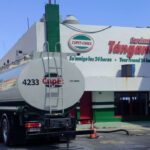 Isotanques de diésel descargándose en el puerto de Mariel, Cuba.