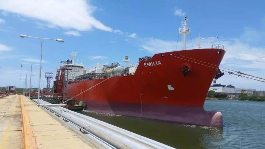 El Tanquero ‘Emilia’ Regresa a Cuba sin Gas: Un Revés en la Estrategia Energética de la Isla y su Impacto en la Economía Nacional