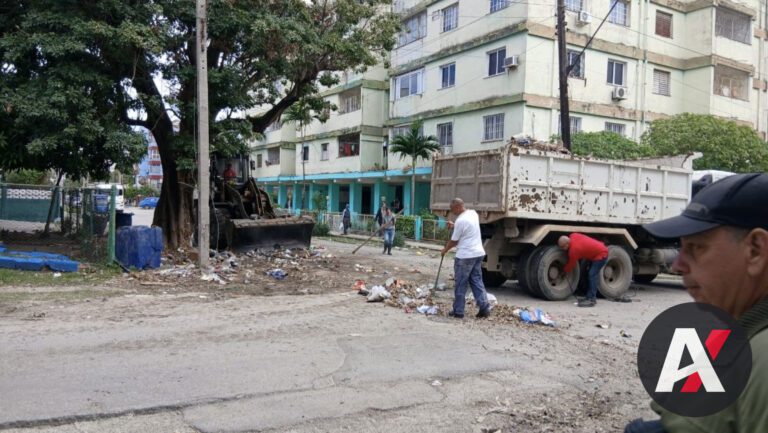 Crisis de Higiene y Descontento Apícola: La Habana bajo Montañas de Basura Mientras la Producción de Miel se Desploma y la Disidencia Digital Aumenta en Cuba
