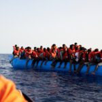 Valla fronteriza con alambre de púas simbolizando el endurecimiento de las políticas migratorias de la UE.