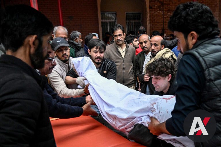 Atentado Suicida en Mezquita Chií de Islamabad Deja Decenas de Muertos y Heridos: Pakistán en Alerta Máxima