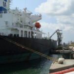 Tanquero Sandino descargando combustible en el puerto de Matanzas, Cuba, en un contexto de severa crisis energética.