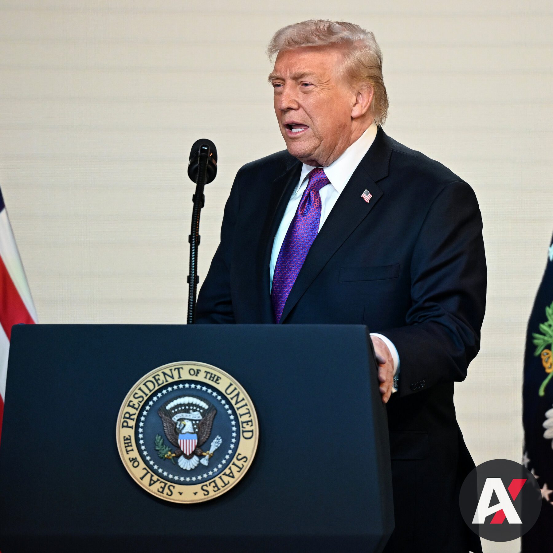 Donald Trump desata indignación global tras publicar y borrar un video con insultos racistas hacia los Obama