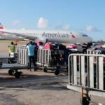 Avión despegando del Aeropuerto Internacional de Miami con destino a Cuba, simbolizando la continuidad de los vuelos a pesar de la crisis de combustible en la isla.