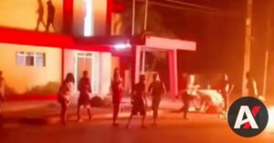 Manifestantes en Morón toman la sede del Partido Comunista de Cuba.